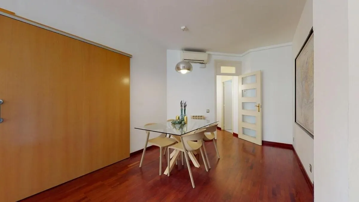Modern And Bright Three-Bedroom In Eixample Barcelona