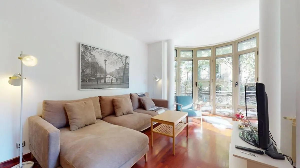 Modern And Bright Three-Bedroom In Eixample Barcelona