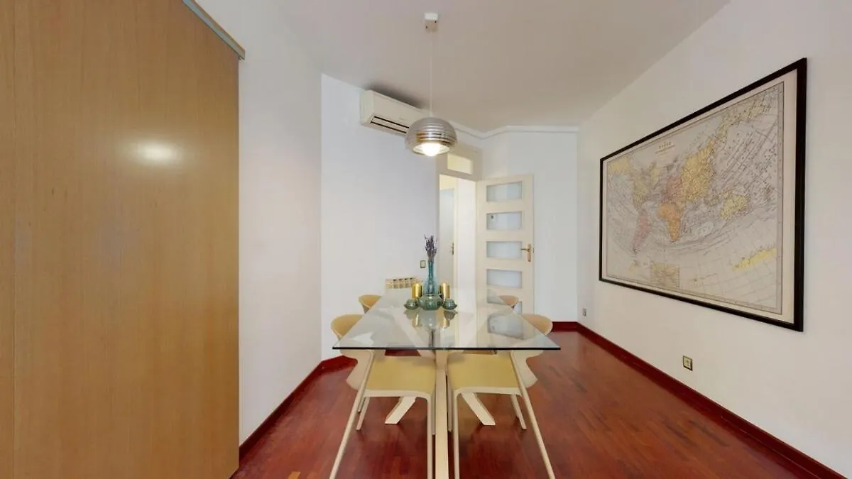 Modern And Bright Three-Bedroom In Eixample Barcelone