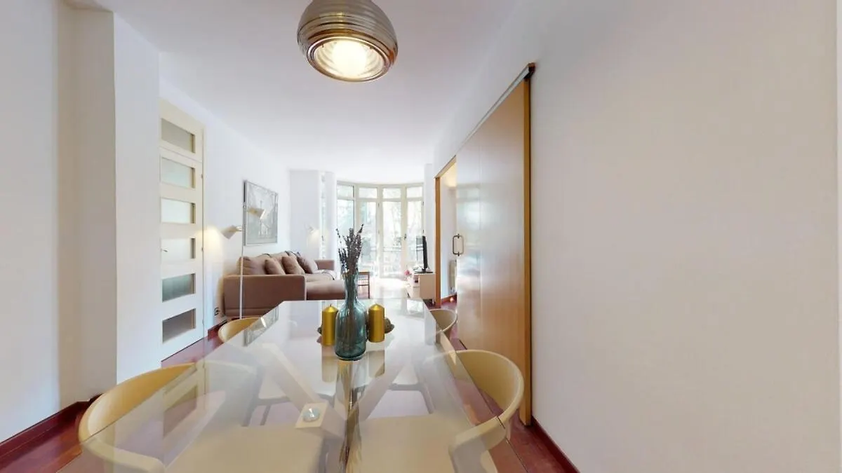 Modern And Bright Three-Bedroom In Eixample Barcelone Appartement