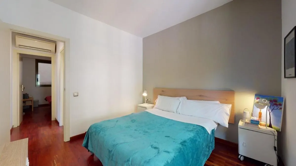 Modern And Bright Three-Bedroom In Eixample Barcelone Appartement