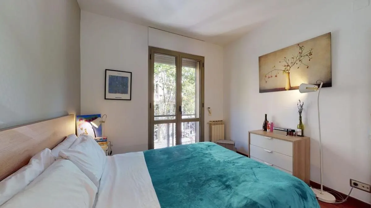 Modern And Bright Three-Bedroom In Eixample Barcelone Appartement